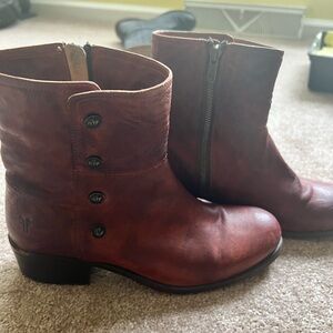 Women’s Frye “Lynn” military style ankle boots. Leather, brown, size 9.